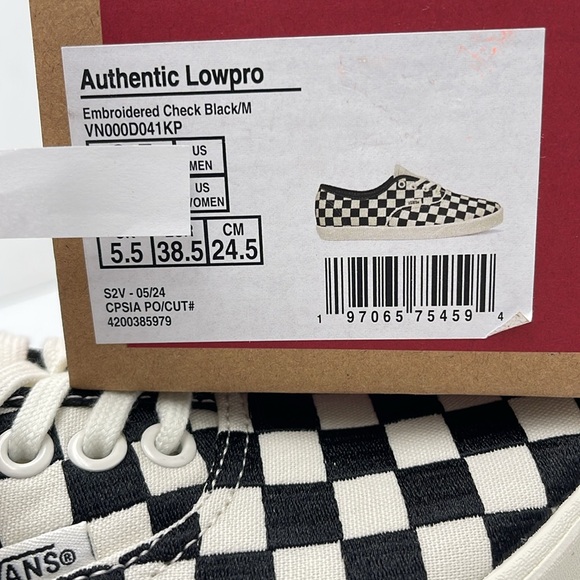 Vans WMNS Authentic Lowpro Embroidered Check Black/M
VN000D041 KP
Sneakersrs - Picture 16 of 16